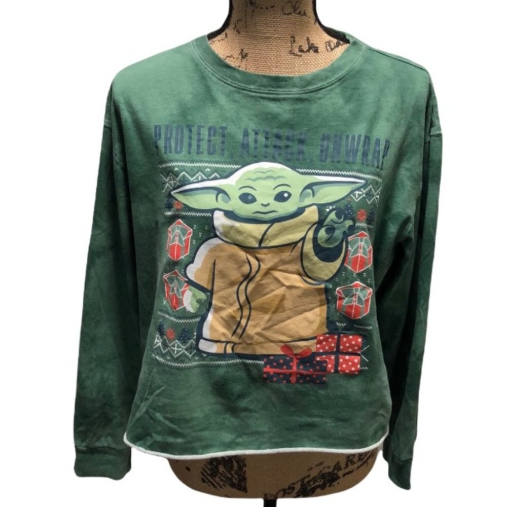 {Star Wars} Cropped Baby Yoda Christmas Top